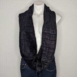✨3/$15 Stella & Dot black silver metallic fuzzy snap closure infinity scarf OS